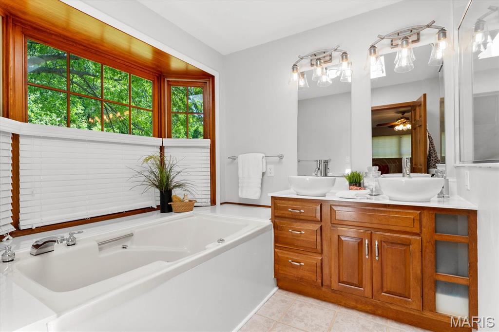 Edwardsville, Illinois 62025, United States, 6 Bedrooms Bedrooms, ,4 BathroomsBathrooms,Residential,Active,147803