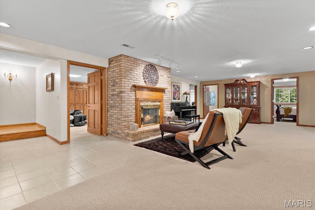 Edwardsville, Illinois 62025, United States, 6 Bedrooms Bedrooms, ,4 BathroomsBathrooms,Residential,Active,147803