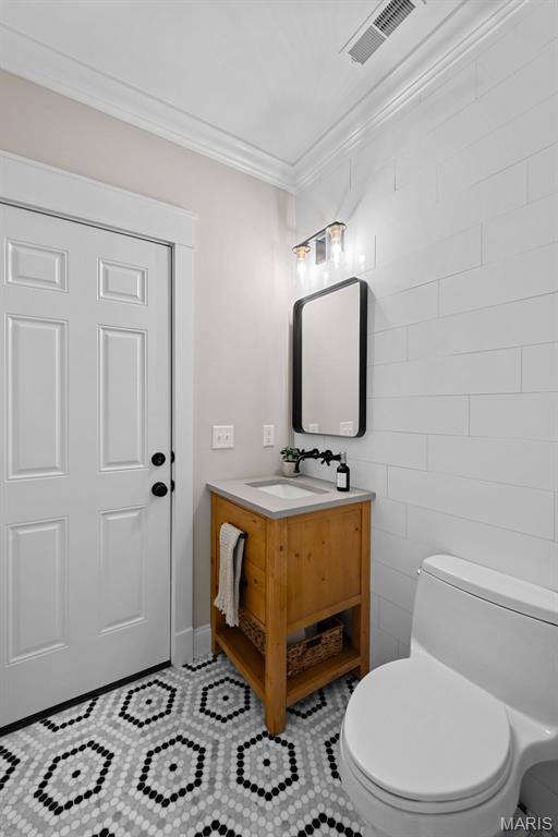 Lake St Louis, Missouri 63367, United States, 7 Bedrooms Bedrooms, ,5 BathroomsBathrooms,Residential,Pending,190274