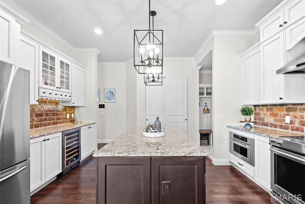 Lake St Louis, Missouri 63367, United States, 7 Bedrooms Bedrooms, ,5 BathroomsBathrooms,Residential,Pending,190274