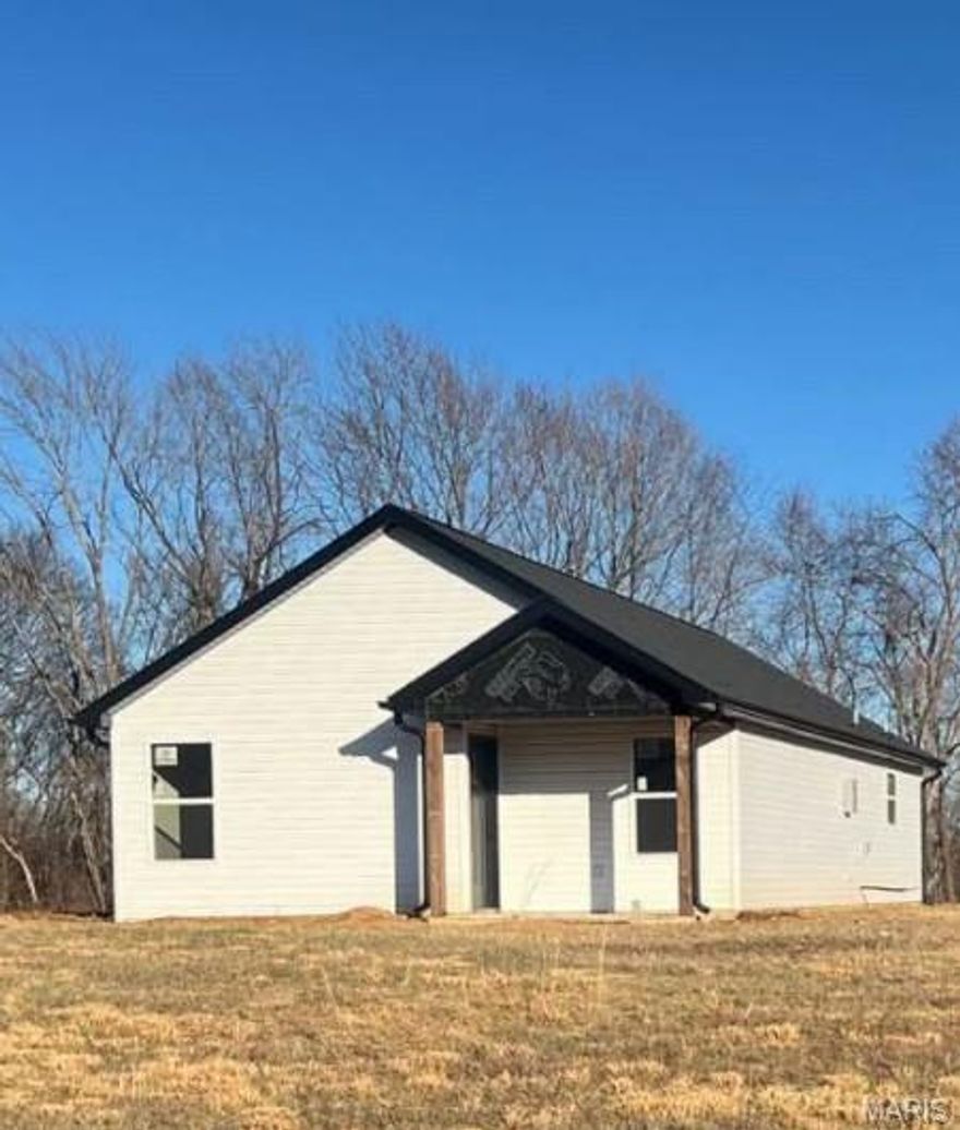 Brand new construction in Scott City! This 3-bedroom, 2-bath home offers 1,140 sq ft of stylish,
low-maintenance living with stained concrete floors throughout and an open, inviting layout. The
functional floor plan makes everyday living easy, while the quiet street provides the peaceful
setting buyers love. Move-in ready and waiting for its first owners — don’t miss your chance to
make it yours!