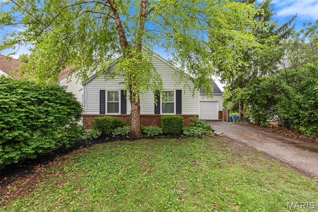 Photo of 9722 Mueck Terrace, Webster Groves, MO 63119 (MLS # 26003610)