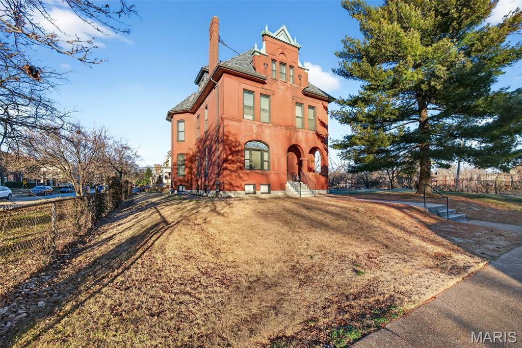 1827 S Compton Avenue