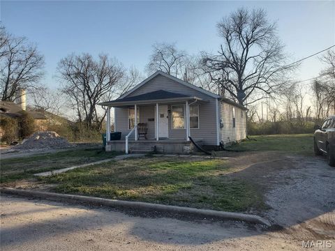 Photo of 546 Mildred Avenue, Cahokia, IL 62206 (MLS # 26014357)