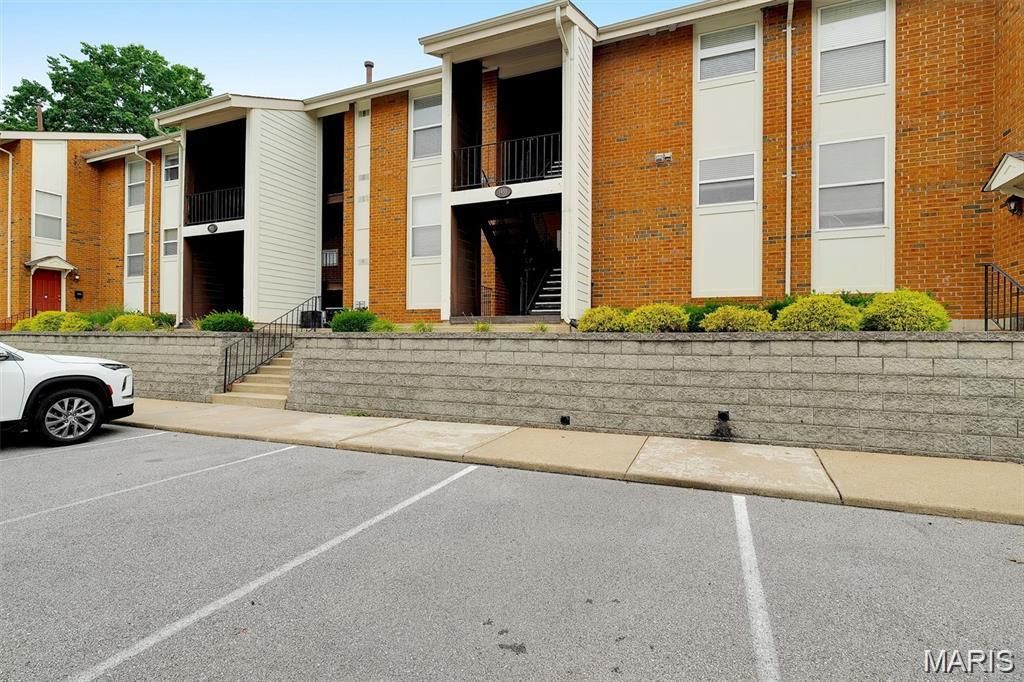 Photo of 1989 Hunting Lake Court #303, St Louis, MO 63122 (MLS # 26026826)