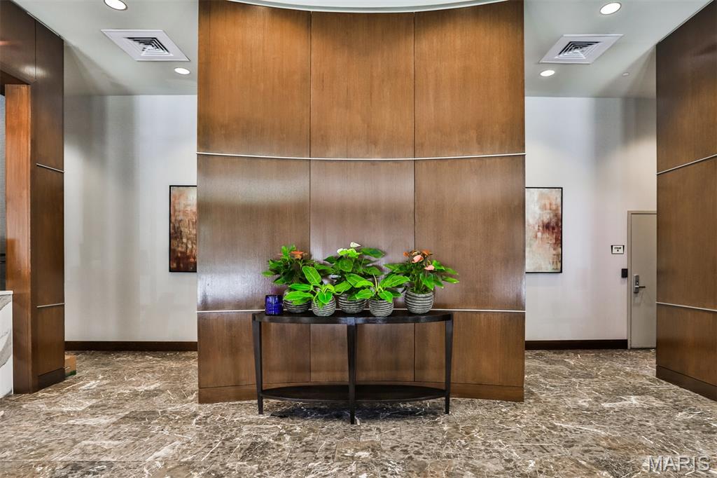 4909 Laclede Avenue 1401