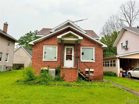 Photo of 906 Sumner Street, Carlinville, IL 62626 (MLS # 26031742)