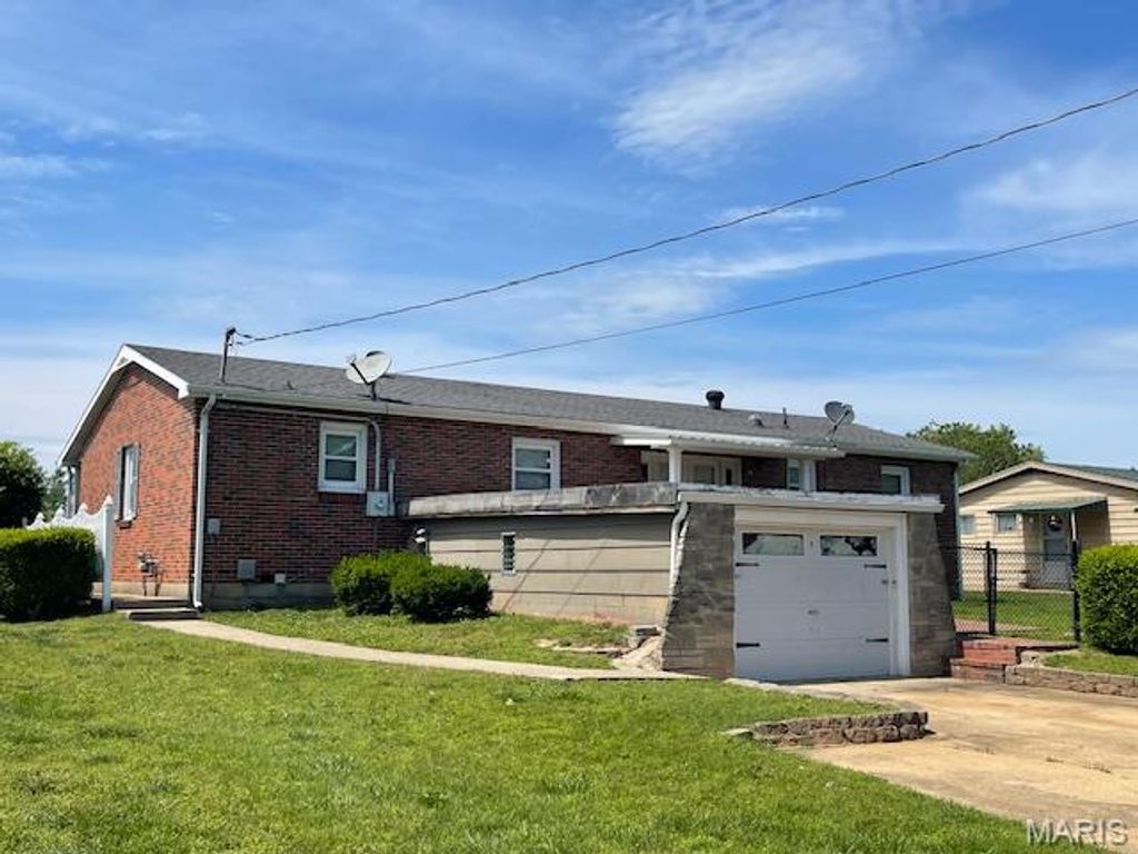 Photo of 7 Hillcrest Drive, Fredericktown, MO 63645 (MLS # 26029649)