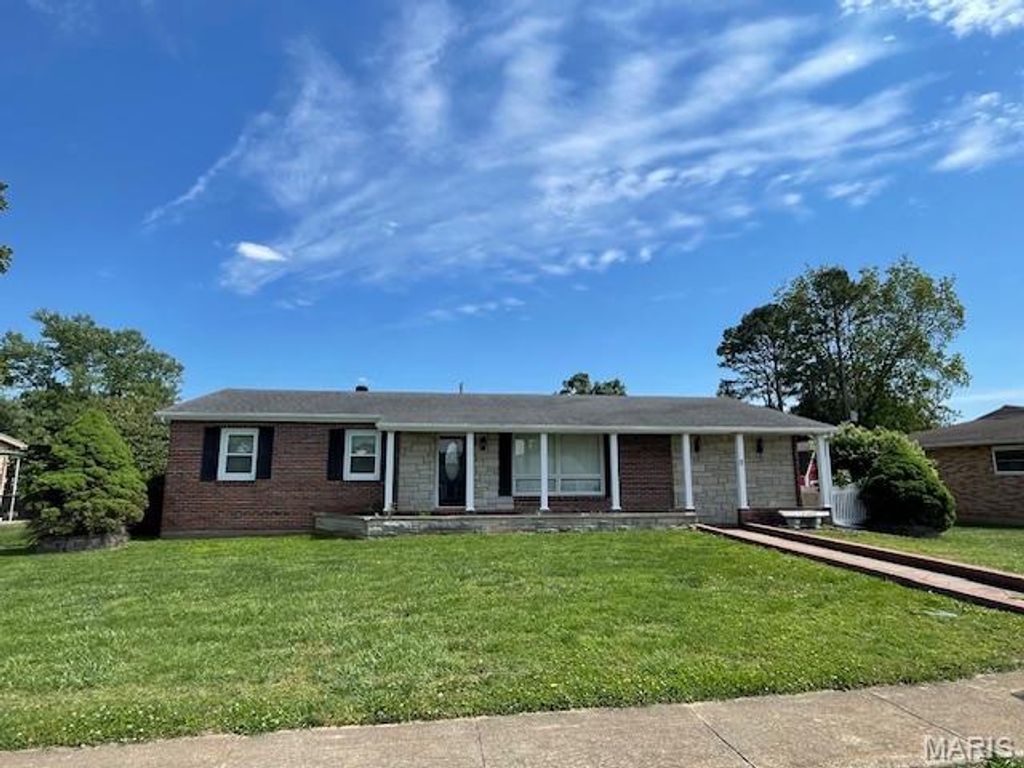 Photo of 7 Hillcrest Drive, Fredericktown, MO 63645 (MLS # 26029649)