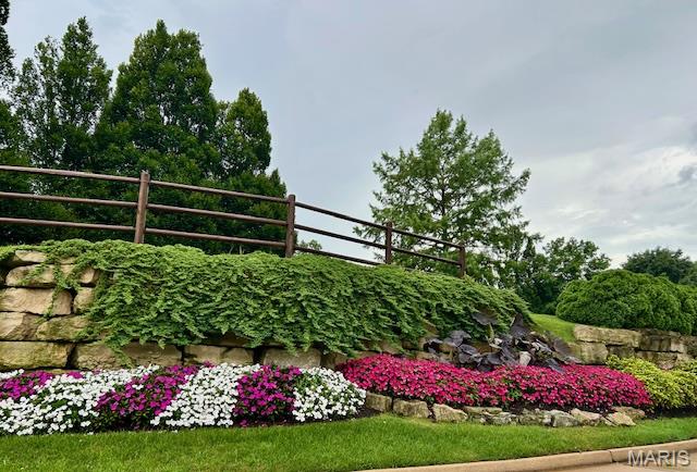 150 W Glenwood Lane