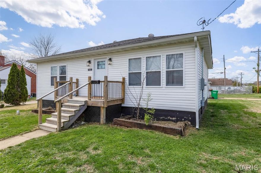 Welcome to 925 Moorland St—where charm, convenience, and modern updates come together beautifully. This adorable 2-bedroom, 1-bath home sits on a desirable corner lot, tucked just off the main roads for a peaceful, residential feel while still being within easy walking distance to local grocery stores, shops, and everyday amenities. Completely renovated in 2022, this home offers a fresh, move-in-ready interior with a bright, open floor plan designed for both comfort and functionality. Thoughtful finishes throughout create a warm, inviting atmosphere, making the most of every square foot. Whether you’re relaxing at home or entertaining guests, the seamless flow between living spaces makes it easy to enjoy.
Perfect for first-time buyers, downsizers, or anyone looking for a low-maintenance home in a convenient location, this property is a true gem that combines modern updates with cozy appeal.