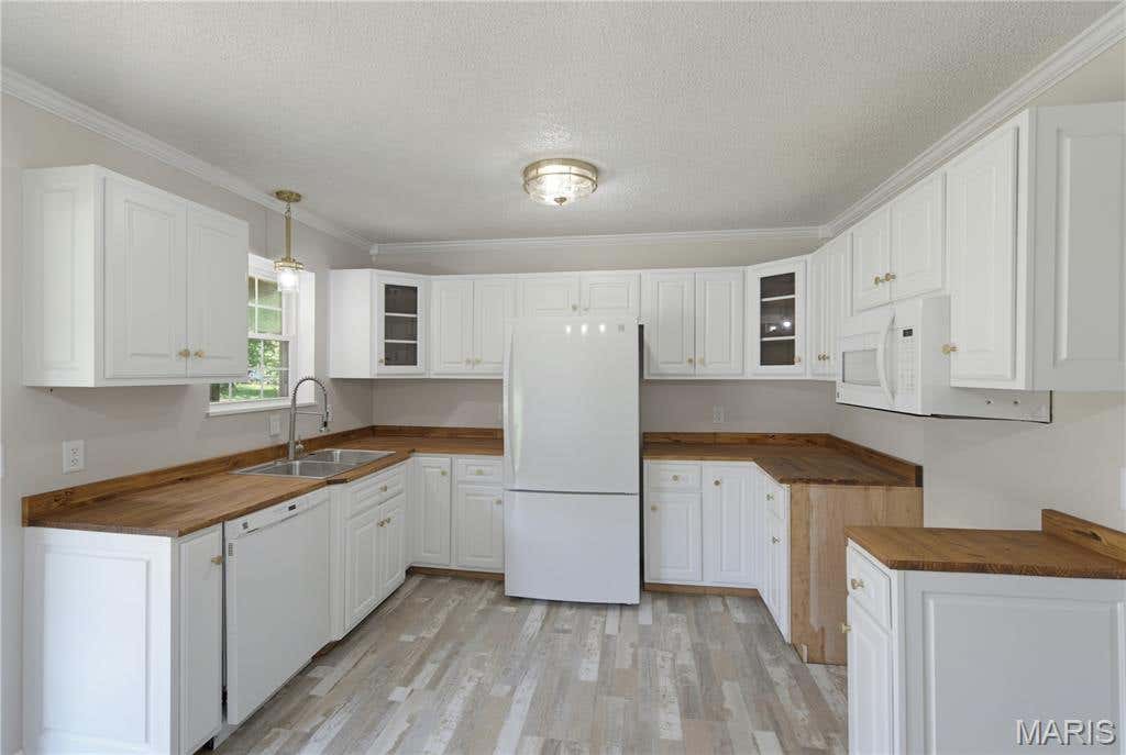 Photo of 74 Kathy Lane, Poplar Bluff, MO 63901 (MLS # 26052466)