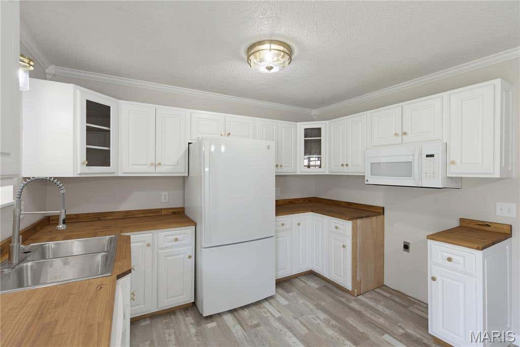 Photo of 74 Kathy Lane, Poplar Bluff, MO 63901 (MLS # 26052466)