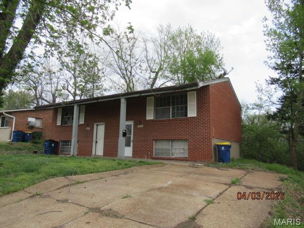 Photo of 4096 Esseldale Drive, St Ann, MO 63074 (MLS # 26020772)