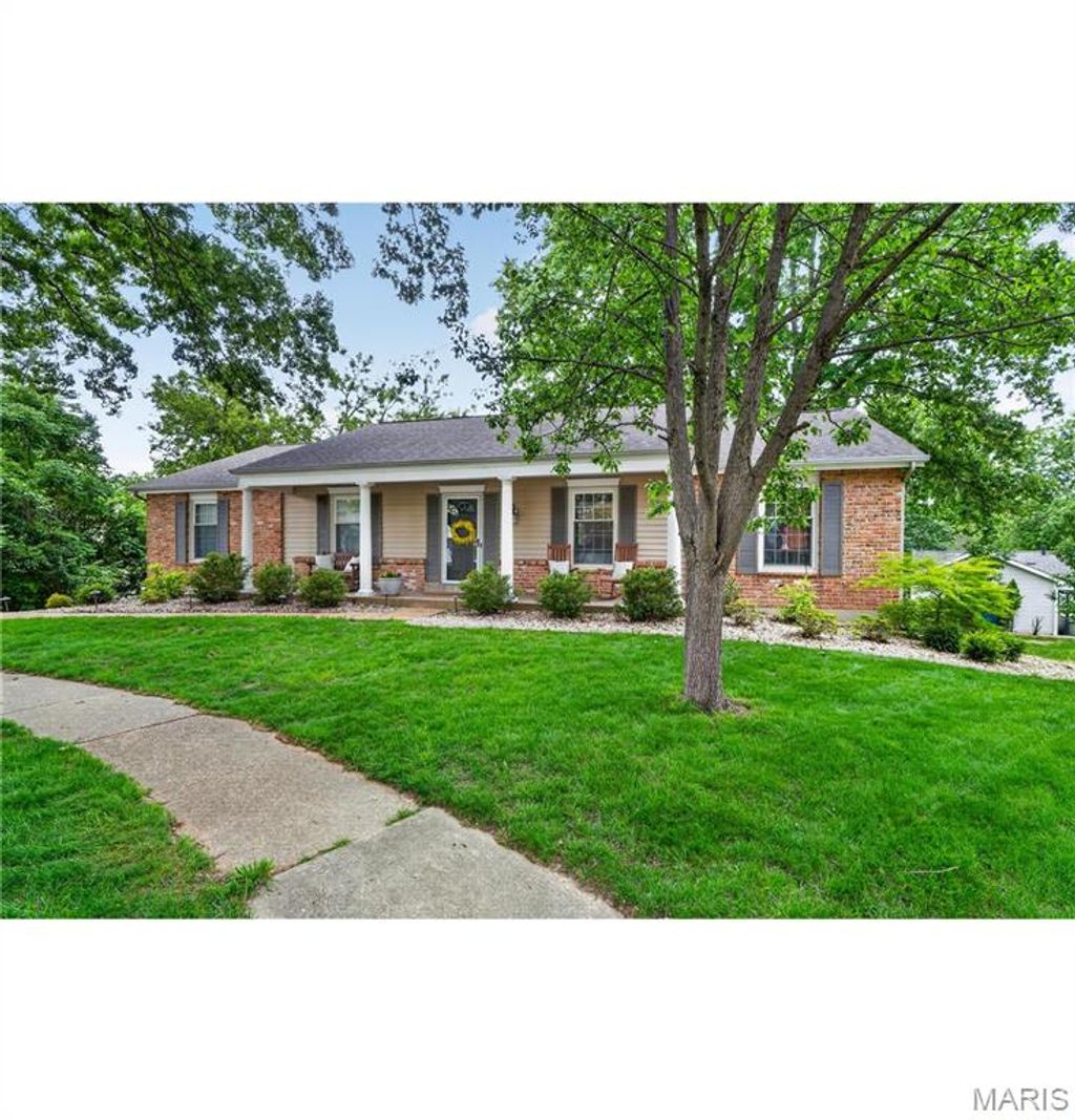 Photo of 15580 Clover Ridge Drive, Chesterfield, MO 63017 (MLS # 26027810)