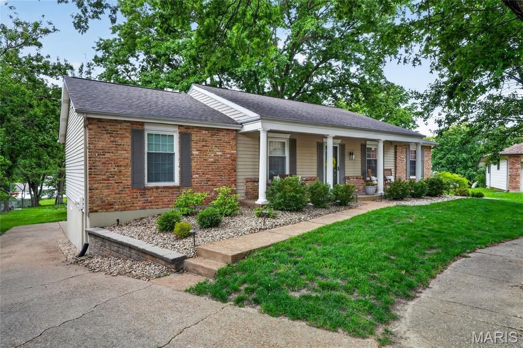 Photo of 15580 Clover Ridge Drive, Chesterfield, MO 63017 (MLS # 26027810)