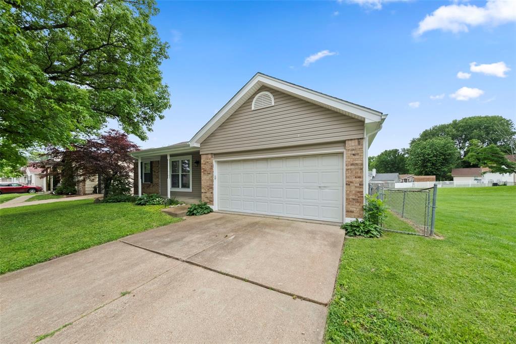 Florissant, Missouri 63031, United States, 3 Bedrooms Bedrooms, ,3 BathroomsBathrooms,Residential,Pending,139176