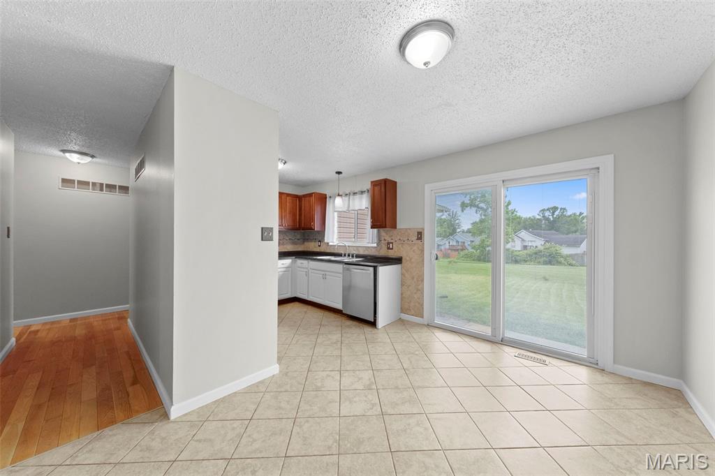 Florissant, Missouri 63031, United States, 3 Bedrooms Bedrooms, ,3 BathroomsBathrooms,Residential,Pending,139176