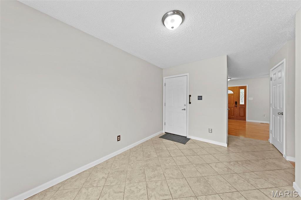 Florissant, Missouri 63031, United States, 3 Bedrooms Bedrooms, ,3 BathroomsBathrooms,Residential,Pending,139176