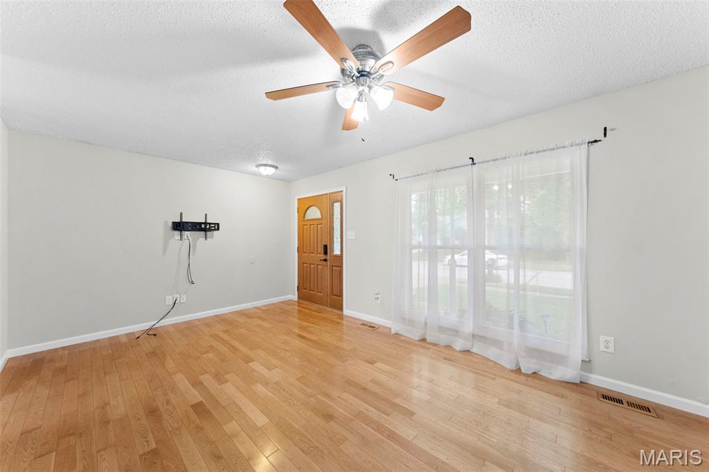 Florissant, Missouri 63031, United States, 3 Bedrooms Bedrooms, ,3 BathroomsBathrooms,Residential,Pending,139176