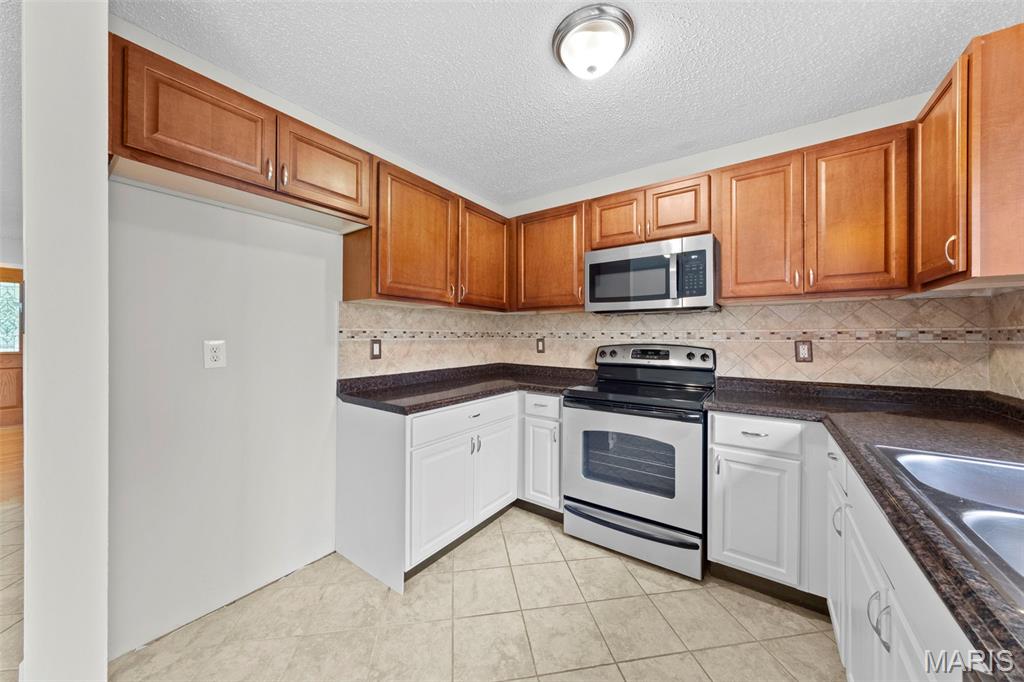 Florissant, Missouri 63031, United States, 3 Bedrooms Bedrooms, ,3 BathroomsBathrooms,Residential,Pending,139176