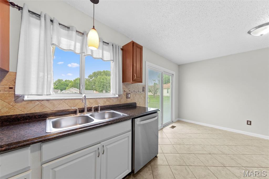 Florissant, Missouri 63031, United States, 3 Bedrooms Bedrooms, ,3 BathroomsBathrooms,Residential,Pending,139176