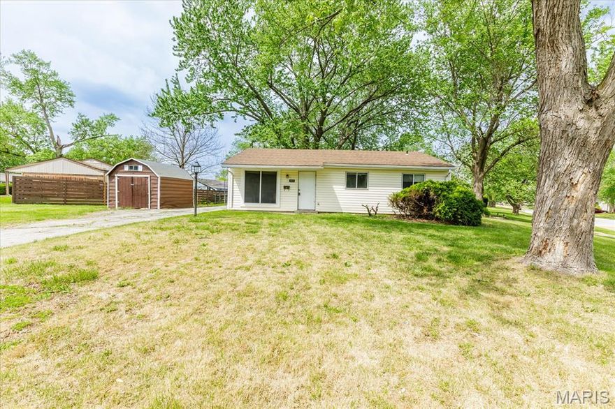 Charming and full of potential, this 4-bedroom, 1.5-bath home offers comfortable living in a highly desirable corner lot setting. With 1,106 square feet of well-utilized space, this home features a functional layout perfect for everyday living or entertaining.
Enjoy the added privacy and curb appeal that comes with a corner lot, along with extra outdoor space for relaxing, gardening, or future possibilities. Inside, you’ll find four versatile bedrooms—ideal for a growing household, home office, or guest space.
Whether you’re a first-time buyer, downsizing, or looking for an investment opportunity, this home offers a great combination of space, location, and value.