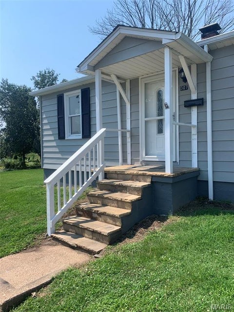 Photo of 307 E Apple Avenue, Owensville, MO 65066 (MLS # 26068964)