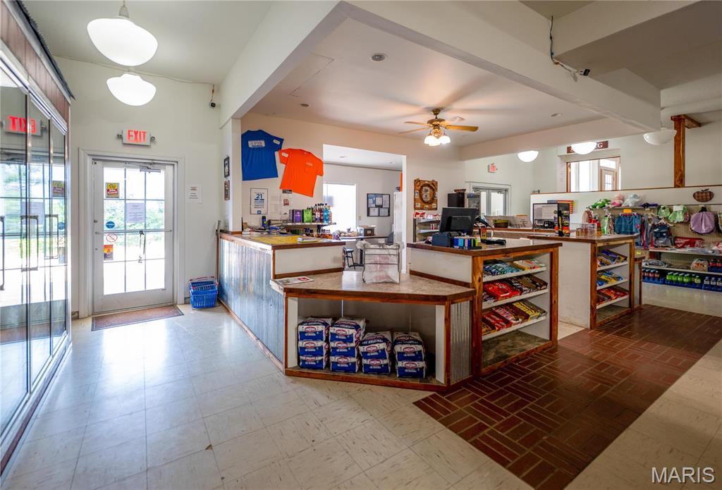 Lyon Store - Commercial Sale