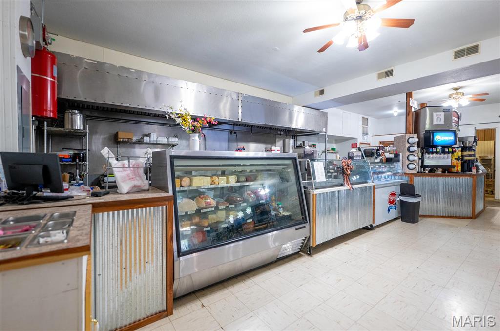 Lyon Store - Commercial Sale