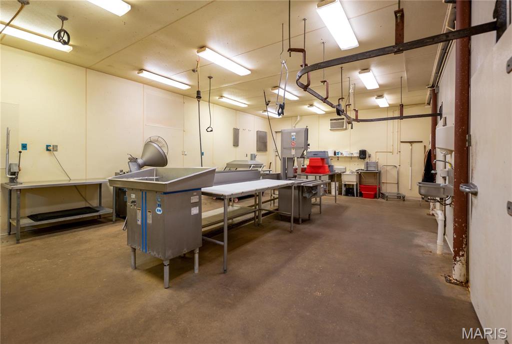 Lyon Store - Commercial Sale