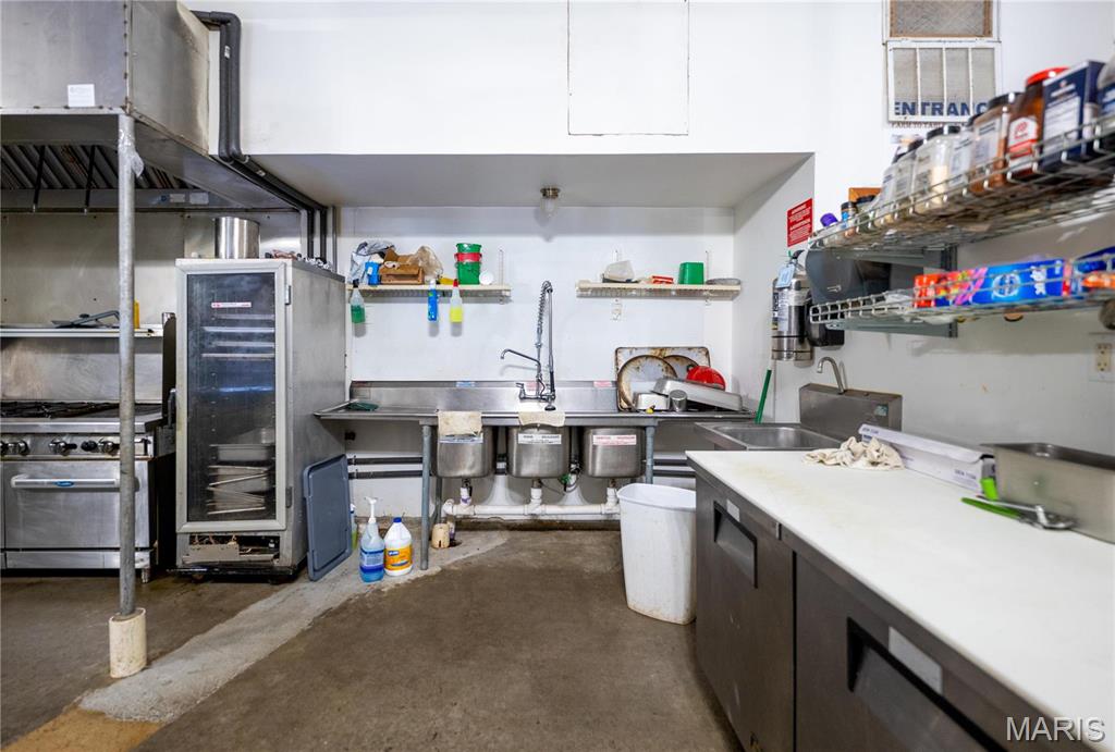 Lyon Store - Commercial Sale