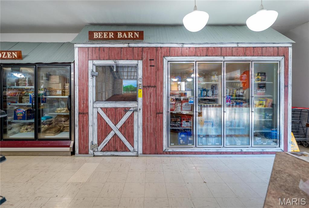 Lyon Store - Commercial Sale