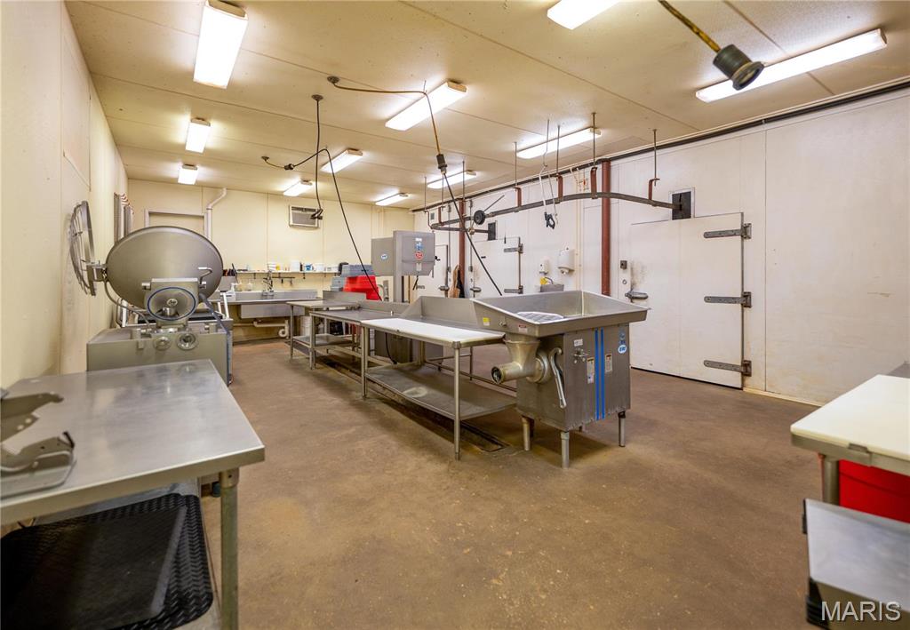 Lyon Store - Commercial Sale