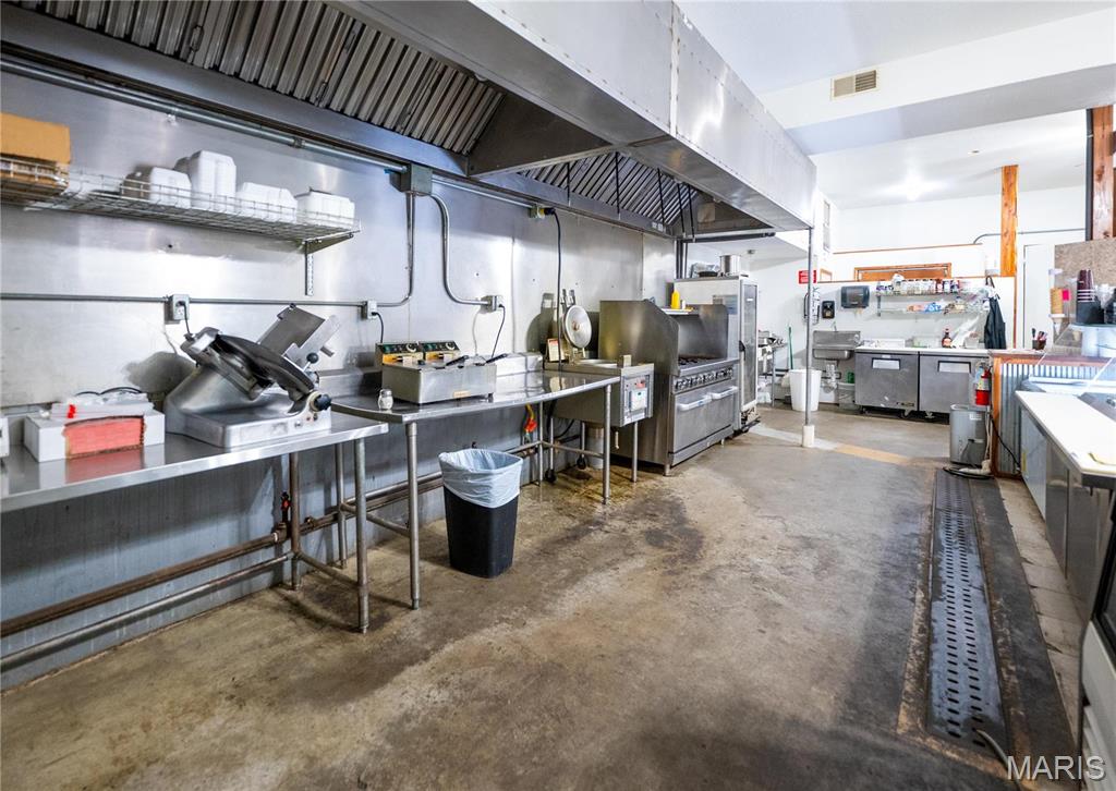 Lyon Store - Commercial Sale