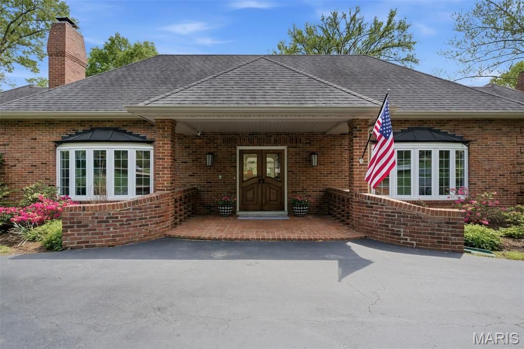 Photo of 1721 Kenmont Road, Ladue, MO 63124 (MLS # 26023455)