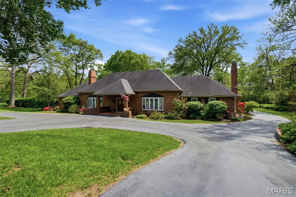 Photo of 1721 Kenmont Road, Ladue, MO 63124 (MLS # 26023455)