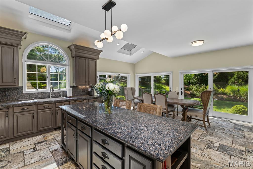 Kingspointe 2B - Residential