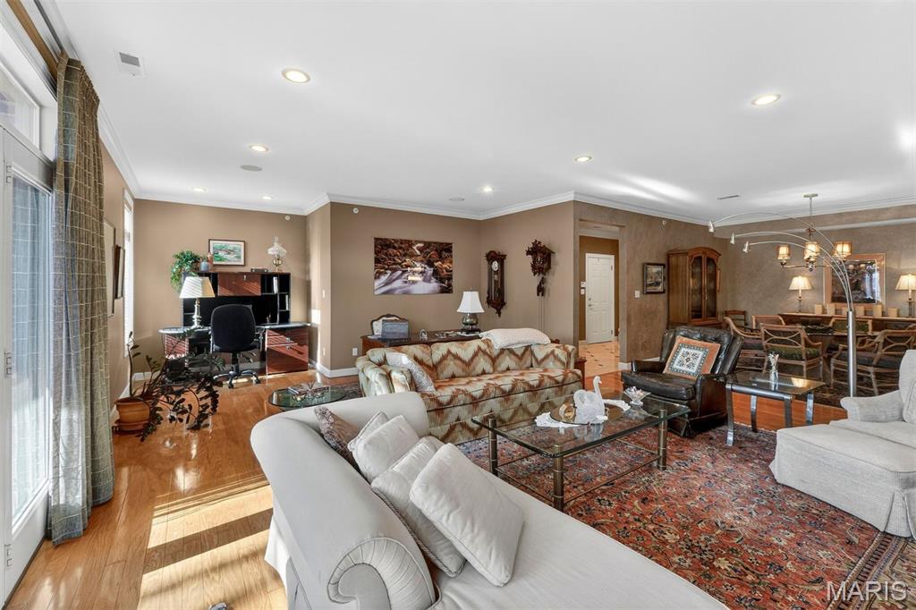 7320 Forsyth Boulevard 204