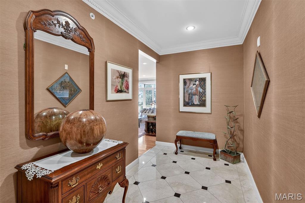 7320 Forsyth Boulevard 204