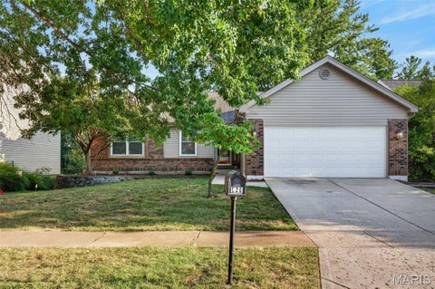 Photo of 926 Oakwood Farms Lane, Ballwin, MO 63021 (MLS # 26056142)