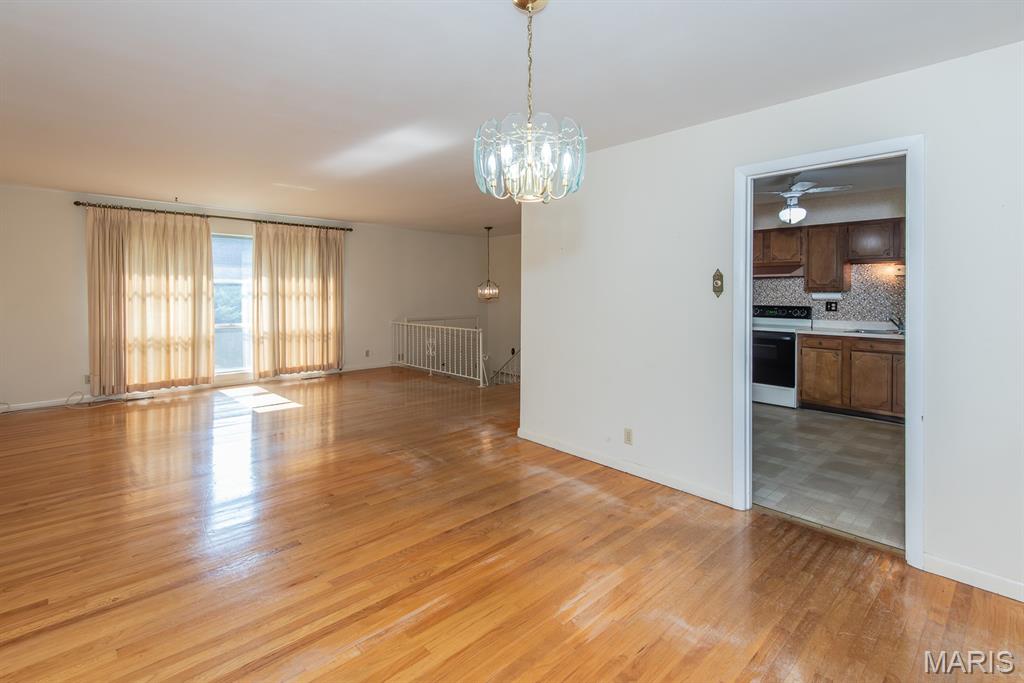 Kirkwood, Missouri 63122, United States, 4 Bedrooms Bedrooms, ,3 BathroomsBathrooms,Residential,Active,185081