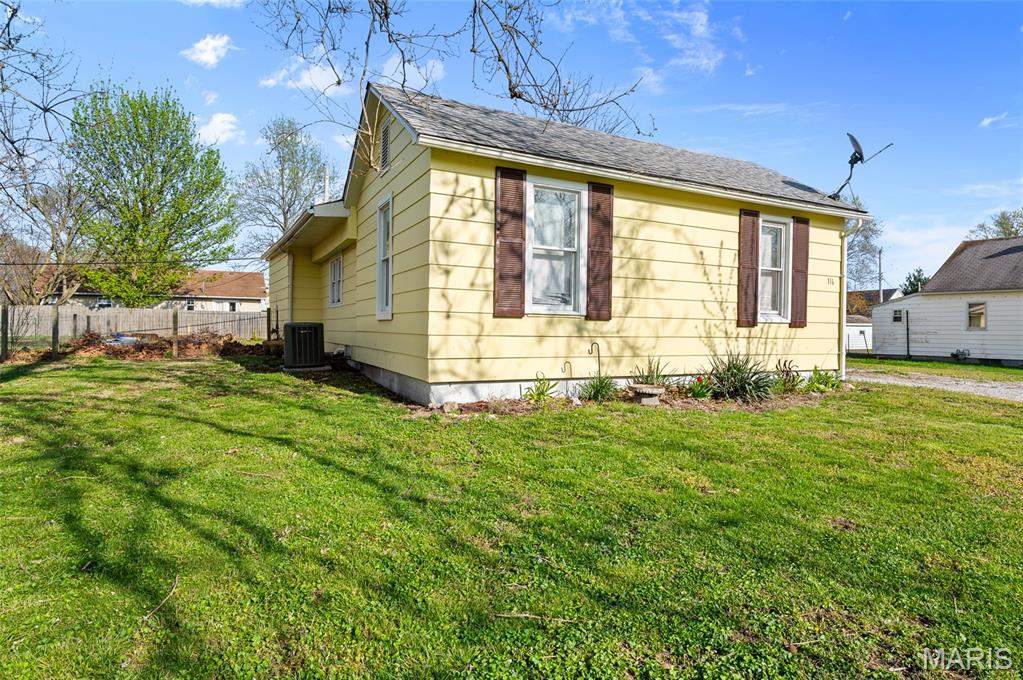 Photo 1 of 15 — 116 Marcia, Wilsonville, IL 62093