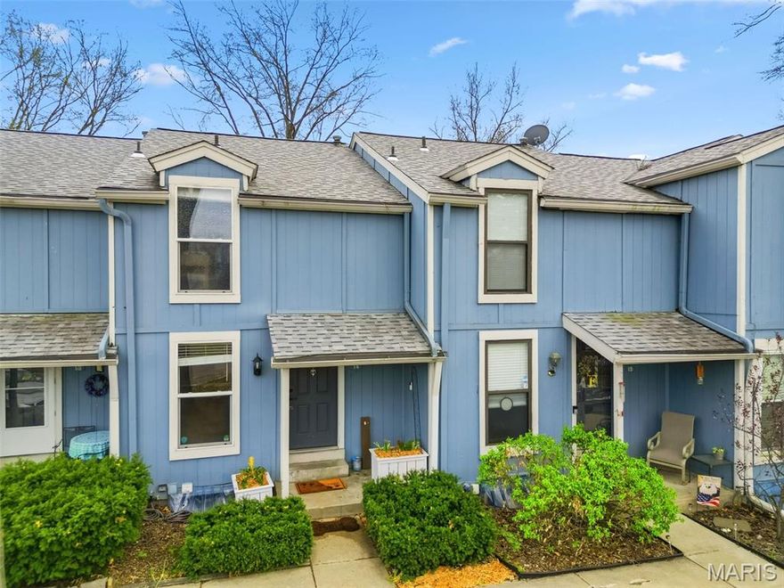 Welcome to this charming 2-bedroom, 1.5-bath condo in the highly sought-after Lake St. Louis Harbor Town community!
The main floor features a bright and functional kitchen with a convenient breakfast bar, perfect for casual dining or entertaining. The spacious living room offers a cozy wood-burning fireplace and walks out to a private patio, ideal for relaxing or enjoying your morning coffee. Upstairs, you’ll find two comfortable bedrooms and a full bath, providing a quiet retreat from the main living area. The finished basement adds valuable living space and includes a half bath, making it perfect for a family room, home office, or guest area. Don’t miss this opportunity to enjoy resort-style living in a fantastic location! Seller is offering a 1 year home warranty.