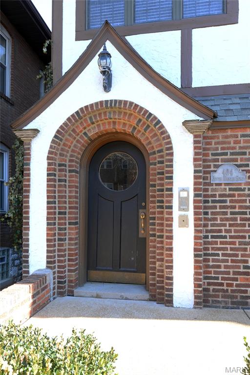 404 S Hanley Road 2S