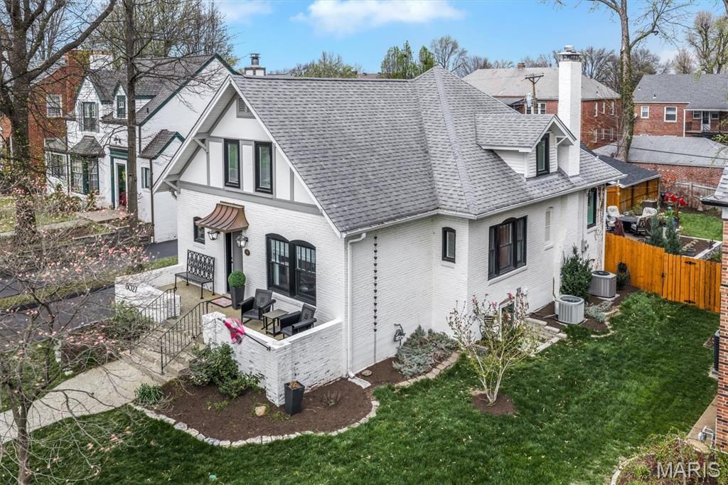 Photo of 8027 Teasdale Avenue, University City, MO 63130 (MLS # 26016178)