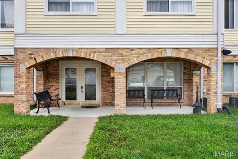 Photo of 942 Guelbreth Lane #300, Creve Coeur, MO 63141 (MLS # 26068399)