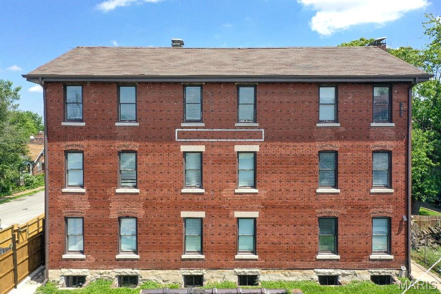 View of apartment building / complex