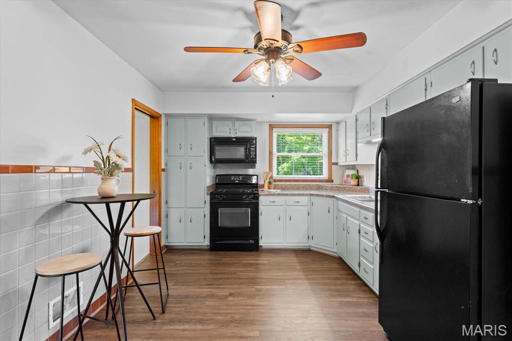 Edwardsville, Illinois 62025, United States, 3 Bedrooms Bedrooms, ,2 BathroomsBathrooms,Residential,Active,164242