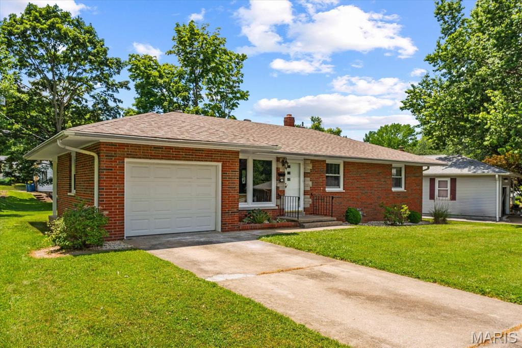 Edwardsville, Illinois 62025, United States, 3 Bedrooms Bedrooms, ,2 BathroomsBathrooms,Residential,Active,164242